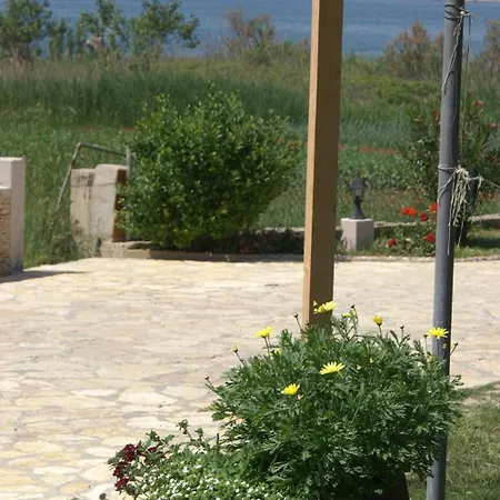 Family Friendly Seaside Povljana, Pag - 230 דירה